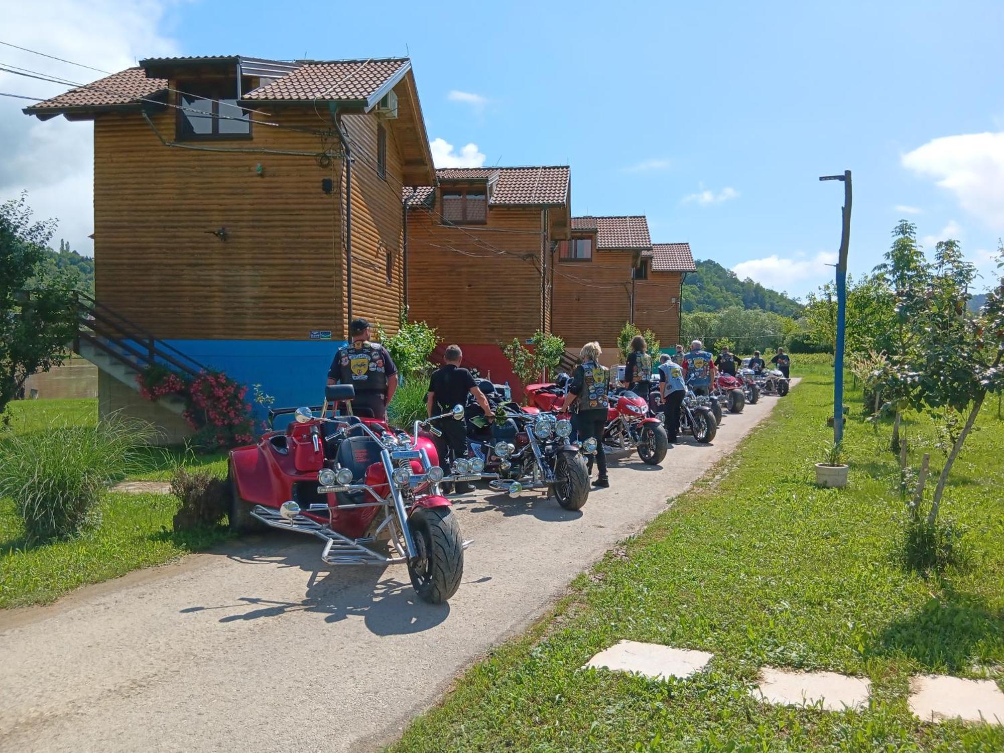 Holiday Homes Piralo Kostajnica Exteriér fotografie