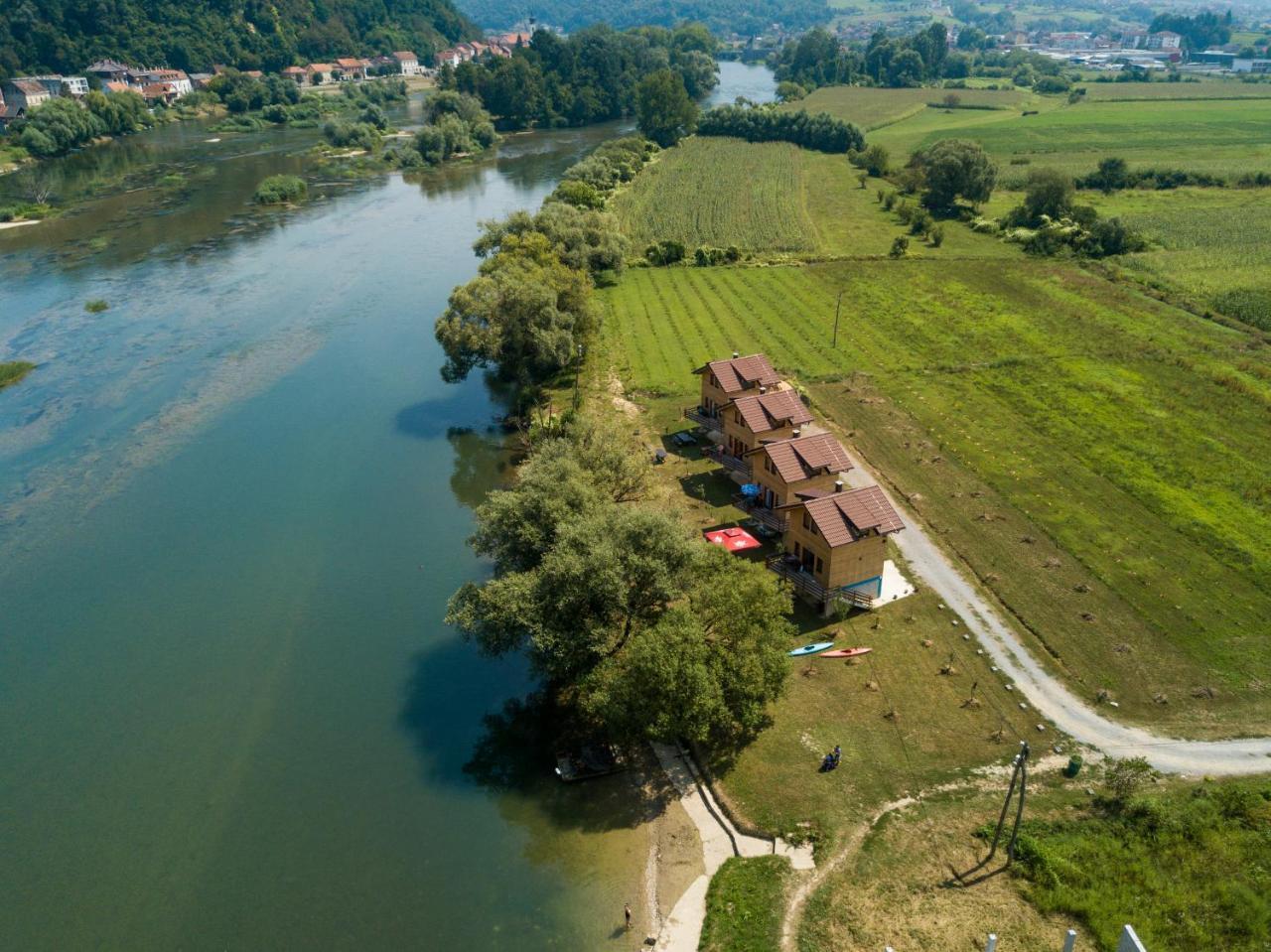 Holiday Homes Piralo Kostajnica Exteriér fotografie